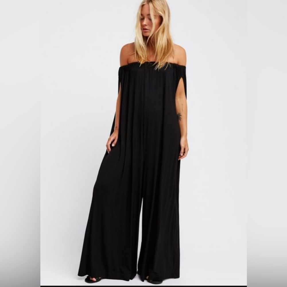NWOT’s Mexicali Maxi Off-The-
Shoulder Onesie- Black - Size S/P